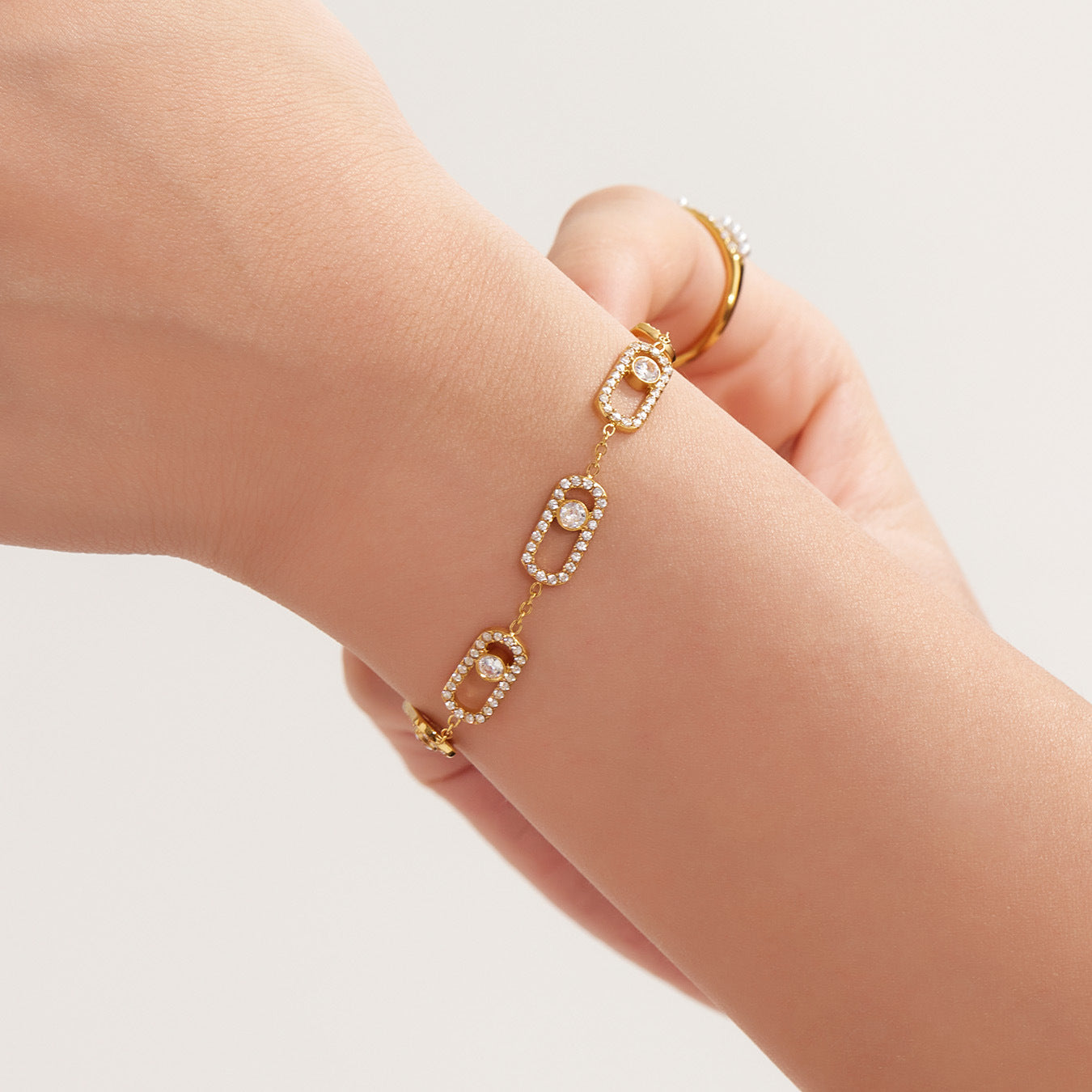 Gold plated zircon bracelet set with starburst chain links and sparkling stone accents
